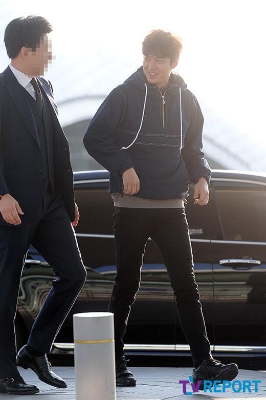 李敏鎬清晨現身機場飛廣州 有說有笑心情好【組圖】