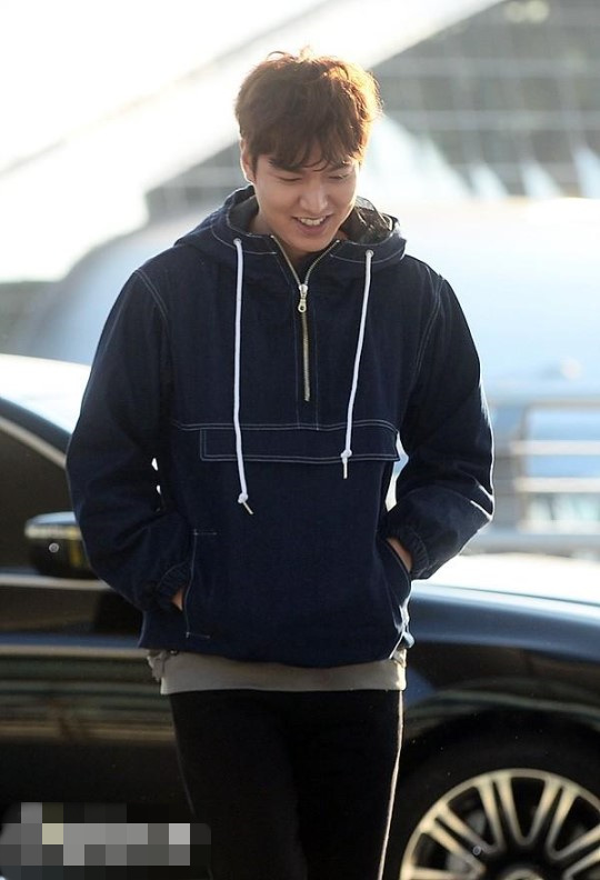 李敏鎬清晨現身機場飛廣州 有說有笑心情好【組圖】