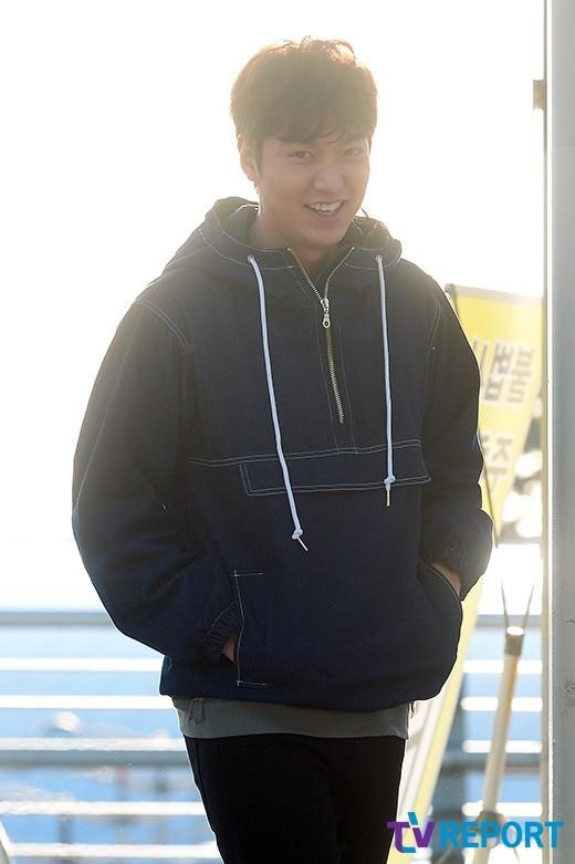 李敏鎬清晨現身機場飛廣州 有說有笑心情好【組圖】