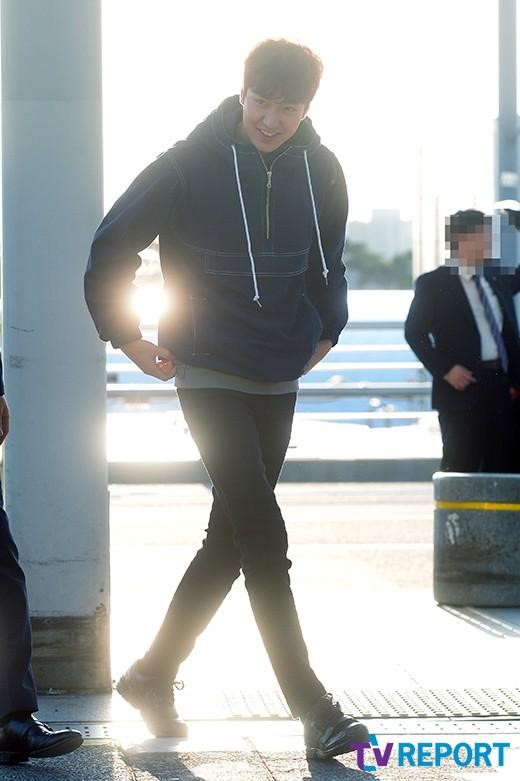 李敏鎬清晨現身機場飛廣州 有說有笑心情好【組圖】