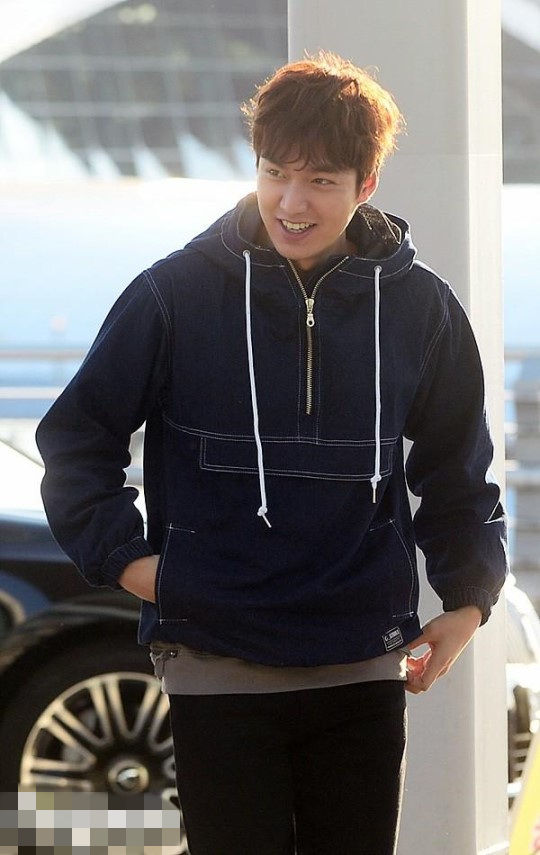 李敏鎬清晨現身機場飛廣州 有說有笑心情好【組圖】