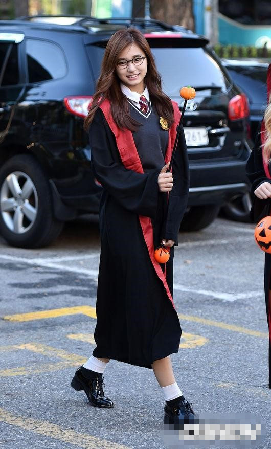f(x)宋茜黑色裝扮現身“上班路” 鄭秀晶灰色西裝氣場十足【組圖】