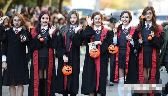 f(x)宋茜黑色裝扮現身“上班路” 鄭秀晶灰色西裝氣場十足【組圖】