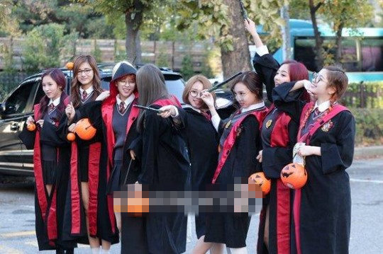 f(x)宋茜黑色裝扮現身“上班路” 鄭秀晶灰色西裝氣場十足【組圖】