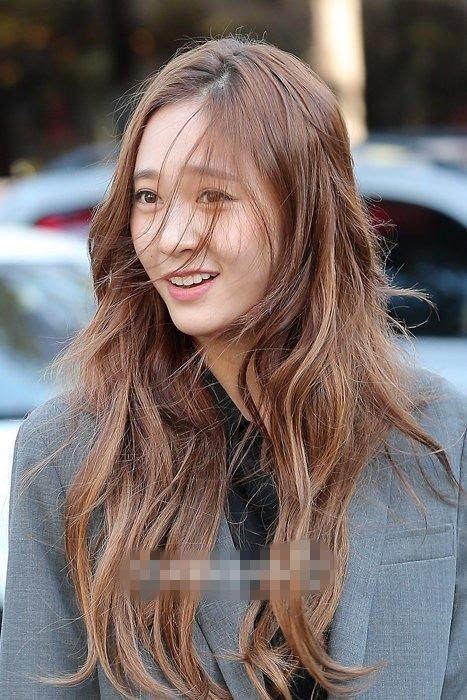 f(x)宋茜黑色裝扮現身“上班路” 鄭秀晶灰色西裝氣場十足【組圖】