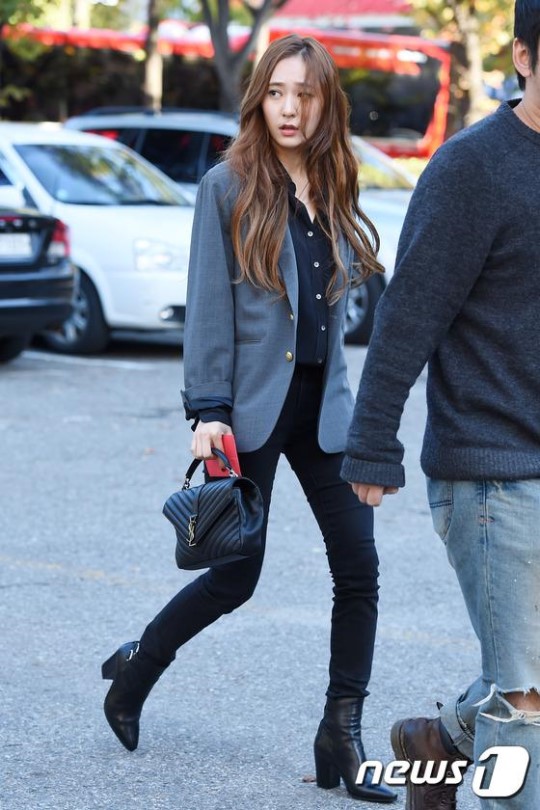 f(x)宋茜黑色裝扮現身“上班路” 鄭秀晶灰色西裝氣場十足【組圖】