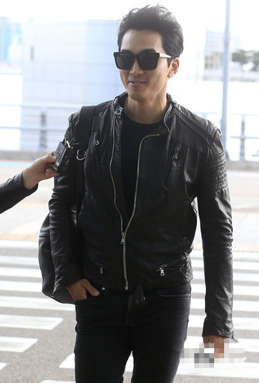 宋承憲穿黑色皮衣現身機場 酷帥十足氣場強【組圖】