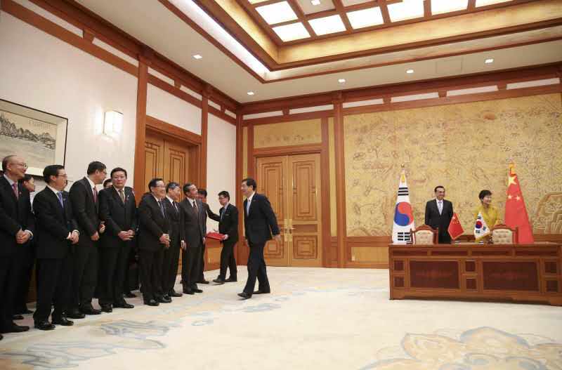 李克強與樸槿惠共同見證中韓17個合作文件簽署