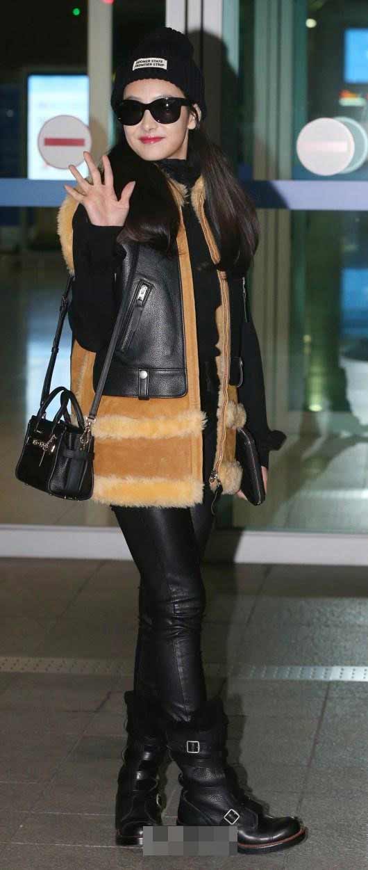 F(x)宋茜赴港參加活動 黑色皮衣皮褲性感時尚【組圖】
