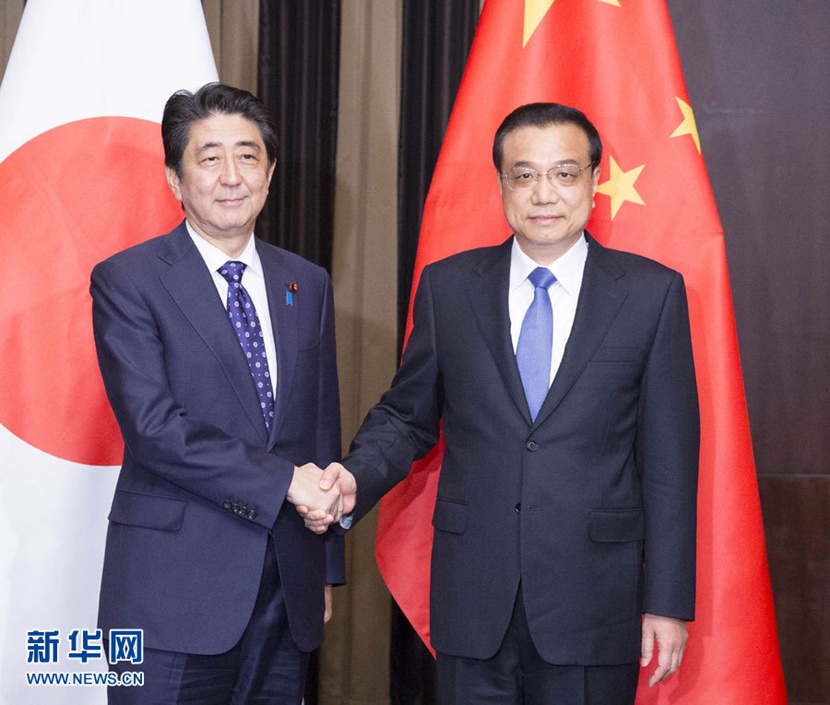 當地時間11月1日晚，國務院總理李克強在首爾下榻飯店應約會見出席第六次中日韓領導人會議的日本首相安倍晉三。 新華社記者 黃敬文 攝