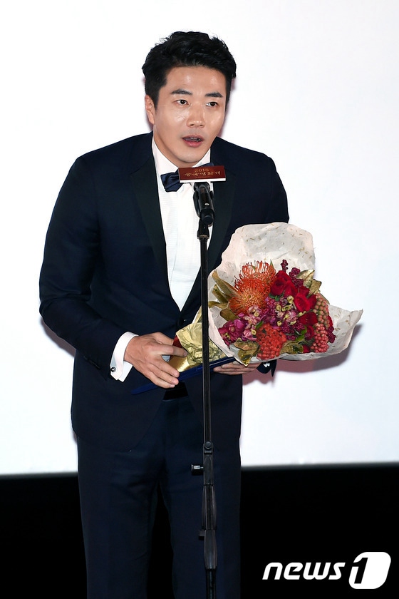 權相宇周冬雨攜手亮相 “中國電影節”首爾開幕【組圖】