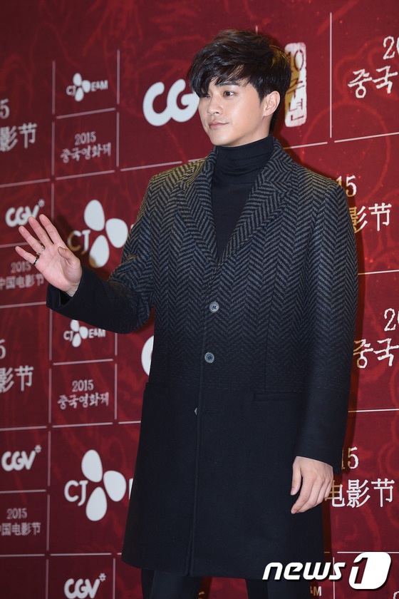 權相宇周冬雨攜手亮相 “中國電影節”首爾開幕【組圖】