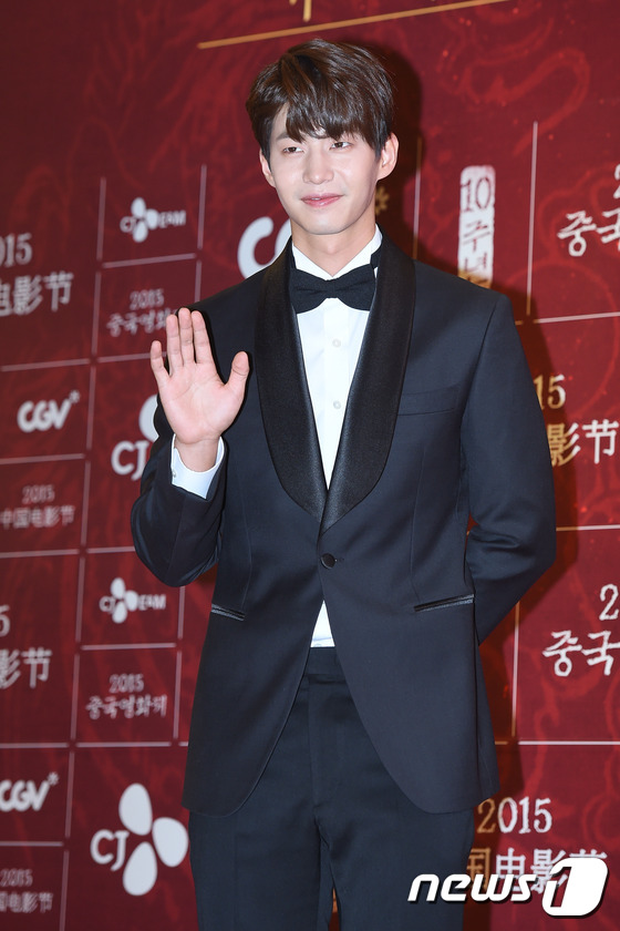 權相宇周冬雨攜手亮相 “中國電影節”首爾開幕【組圖】