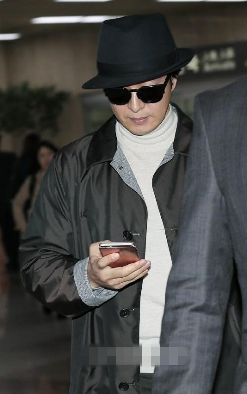 裴勇俊與嬌妻樸秀珍同現身機場 婚后4個月首亮相【組圖】