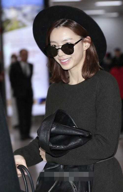 裴勇俊與嬌妻樸秀珍同現身機場 婚后4個月首亮相【組圖】