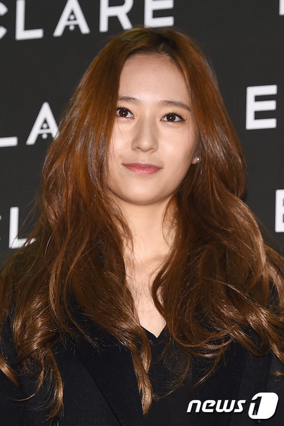 “鄭氏姐妹”Jessica與鄭秀晶牽手同現身 黑白造型簡潔干練【組圖】