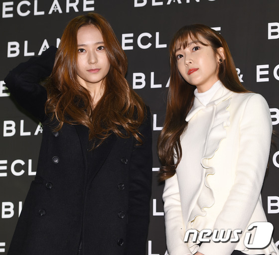 “鄭氏姐妹”Jessica與鄭秀晶牽手同現身 黑白造型簡潔干練【組圖】