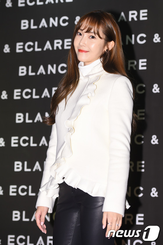 “鄭氏姐妹”Jessica與鄭秀晶牽手同現身 黑白造型簡潔干練【組圖】