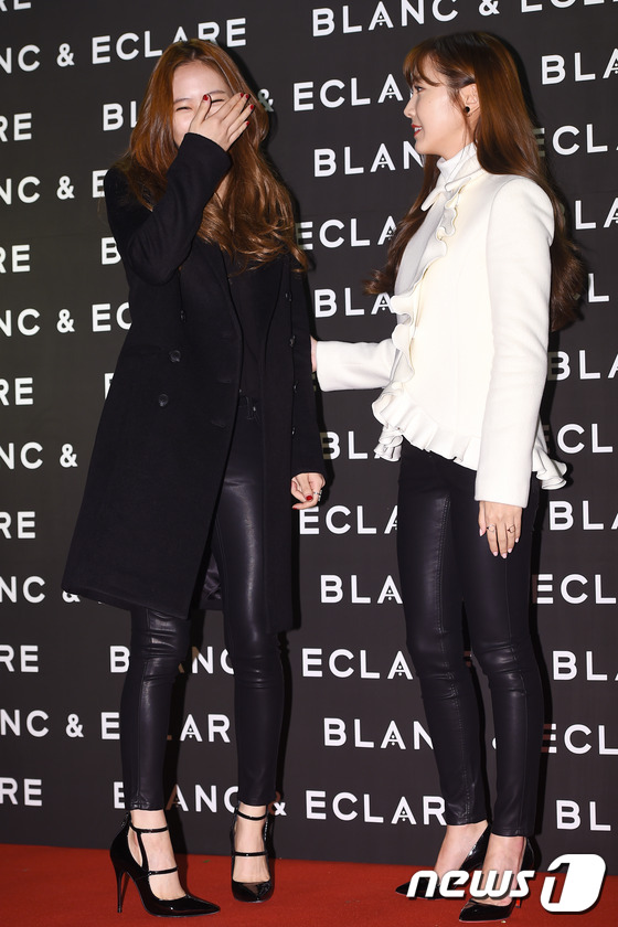 “鄭氏姐妹”Jessica與鄭秀晶牽手同現身 黑白造型簡潔干練【組圖】