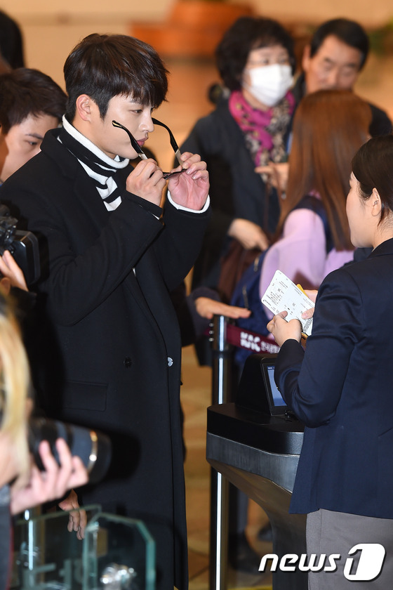 防彈少年團鄭淳元VIXX等現身機場飛北京 獻唱“中韓歌會”【組圖】