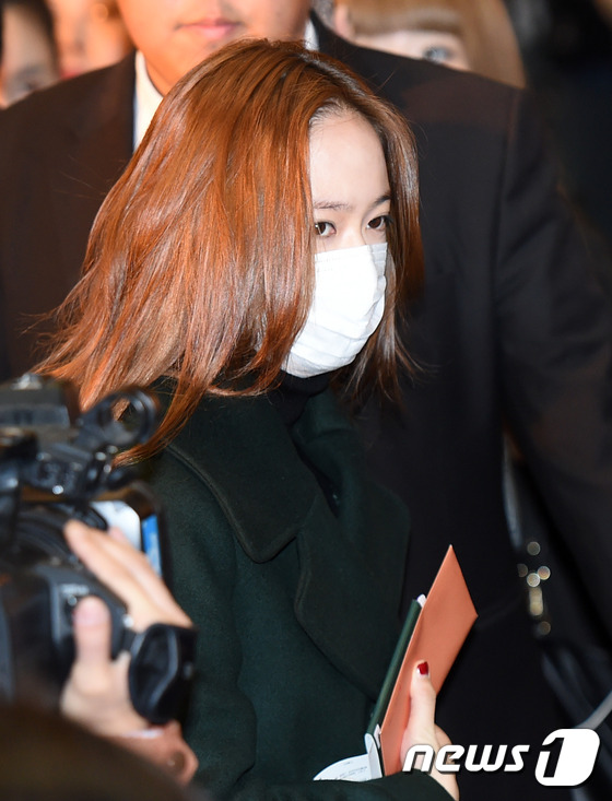 f(x)鄭秀晶現身機場飛北京 AOA雪炫黑白穿搭簡約時尚【組圖】