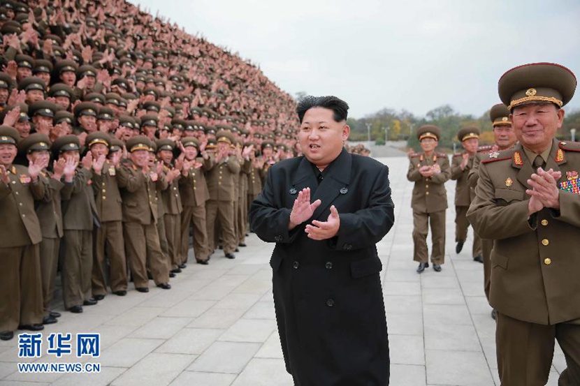 朝中社11月7日提供的照片顯示，朝鮮最高領導人金正恩（前排右二）日前在朝鮮平壤與朝鮮人民軍第七次軍事教育工作者大會與會者一起合影留念。　　新華社/朝中社