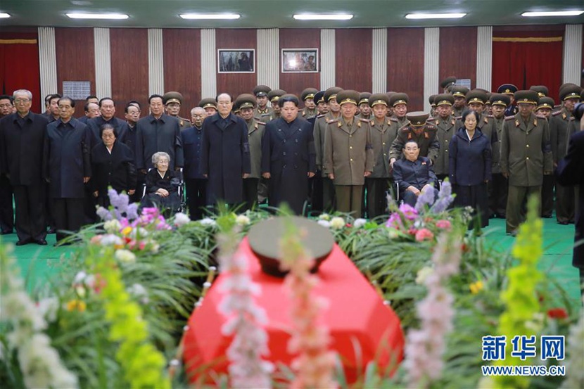  這張朝中社11月12日提供的照片顯示，朝鮮最高領導人金正恩（中）11日來到停放李乙雪靈柩的平壤中央勞動者會館，向李乙雪的遺體默哀致敬?！⌒氯A社/朝中社