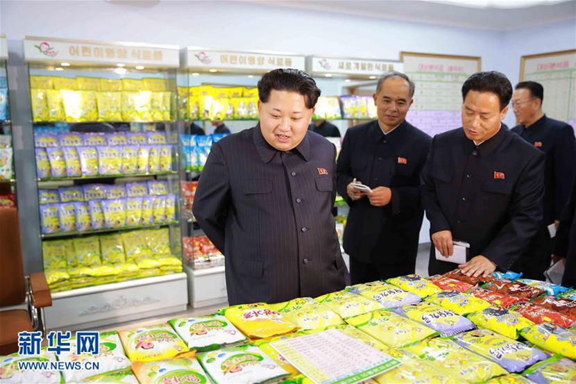 朝中社11月14日提供的照片顯示，朝鮮最高領導人金正恩（左一）日前視察了平壤兒童食品廠。