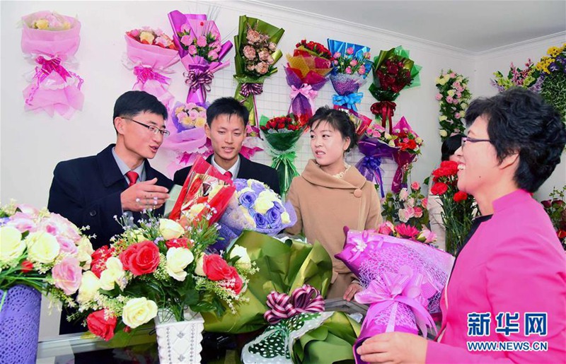 朝中社11月16日提供的攝于11月14日的照片顯示，朝鮮民眾在平壤一家花店中為母親選購花束。