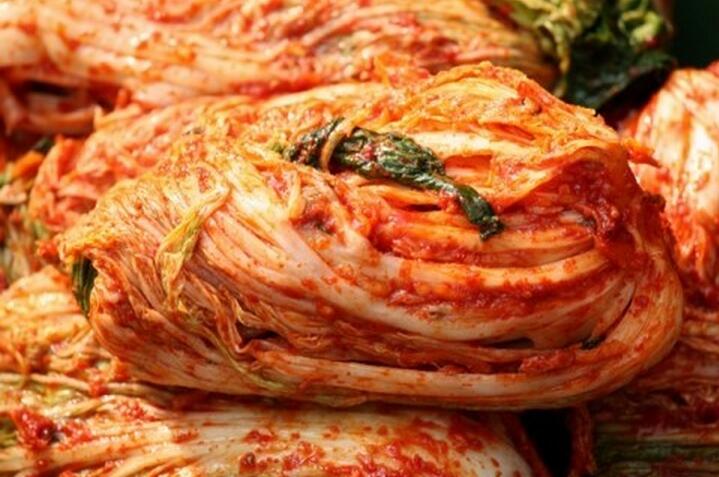 提到韓國美食就不得不提泡菜，不得不說全羅南道的泡菜。從最普遍的白菜泡菜、蘿卜泡菜到茄子泡菜、韭菜泡菜、蓋菜泡菜、牛蒡泡菜、豆芽泡菜，全羅南道的泡菜種類豐富，口味也堪稱一絕。（圖片來自網絡）