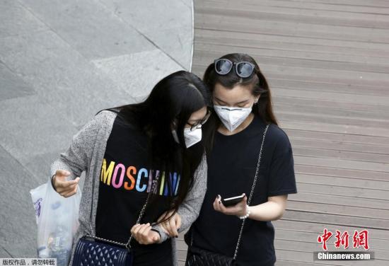 資料圖：當地時間2015年6月8日，韓國，民眾戴口罩防止感染中東呼吸綜合征(MERS)。  