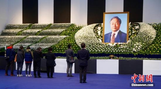 首爾市廳廣場焚香所11月23日下午1時40分起接受各界民眾吊唁已故韓國前總統金泳三，眾多市民前往獻花并默哀。韓國前總統金泳三22日凌晨病逝，享年88歲。中新社記者 吳旭 攝  