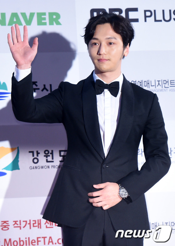 金秀賢獲“APAN Star Awards” 大賞 金喜善南柱赫林時完出席頒獎典禮【組圖】