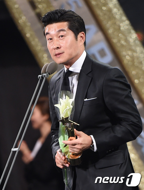 金秀賢獲“APAN Star Awards” 大賞 金喜善南柱赫林時完出席頒獎典禮【組圖】
