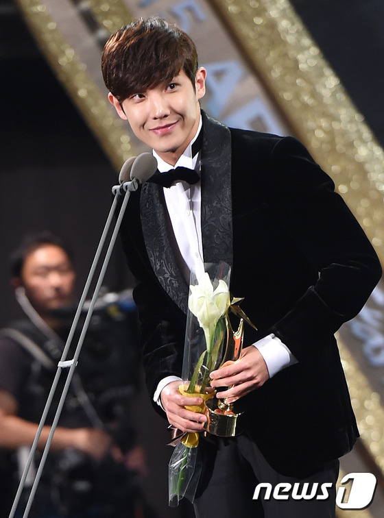 金秀賢獲“APAN Star Awards” 大賞 金喜善南柱赫林時完出席頒獎典禮【組圖】