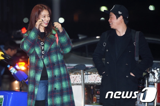 樸信惠前往香港參加MAMA 全程微笑歡樂氣息感染他人【組圖】