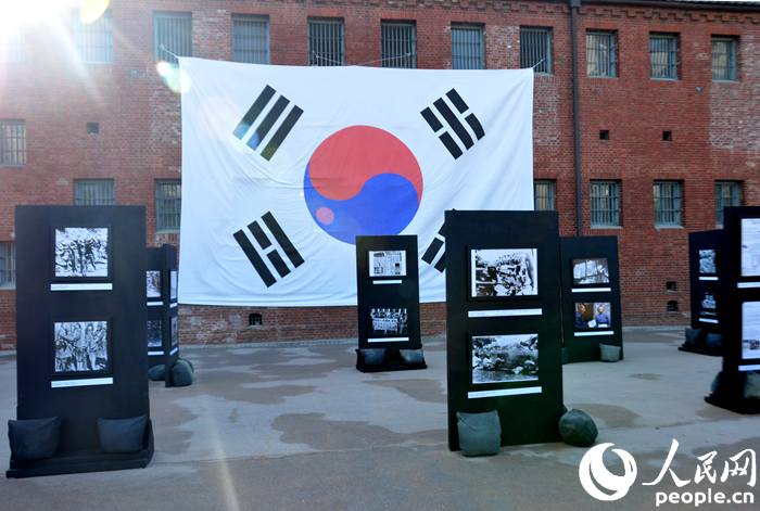 “悲歡中綻放的鮮花-光復70周年”主題圖片展在韓舉辦【組圖】