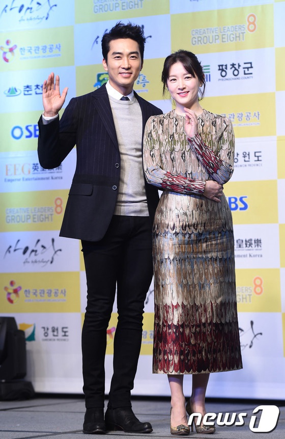 李英愛宋承憲出席《師任堂》見面會 不老顏值惹人贊【組圖】