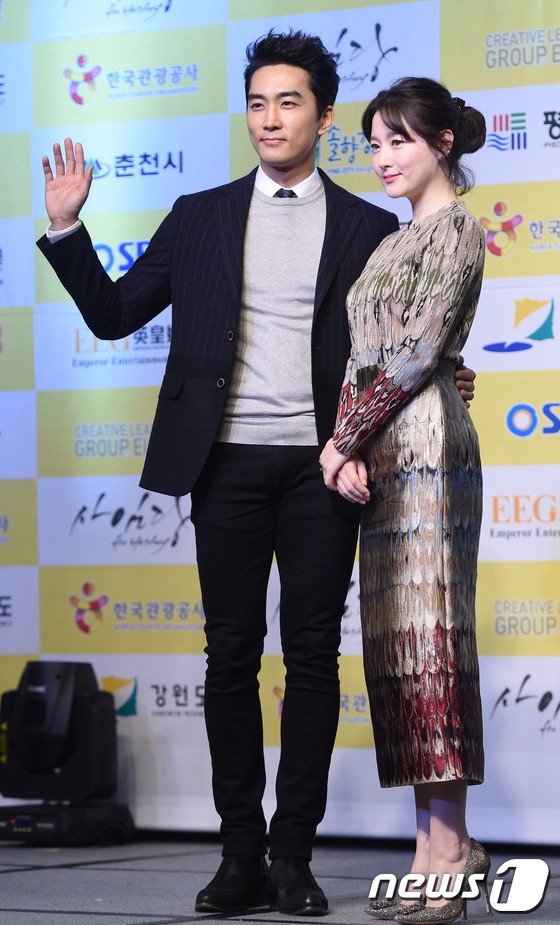 李英愛宋承憲出席《師任堂》見面會 不老顏值惹人贊【組圖】