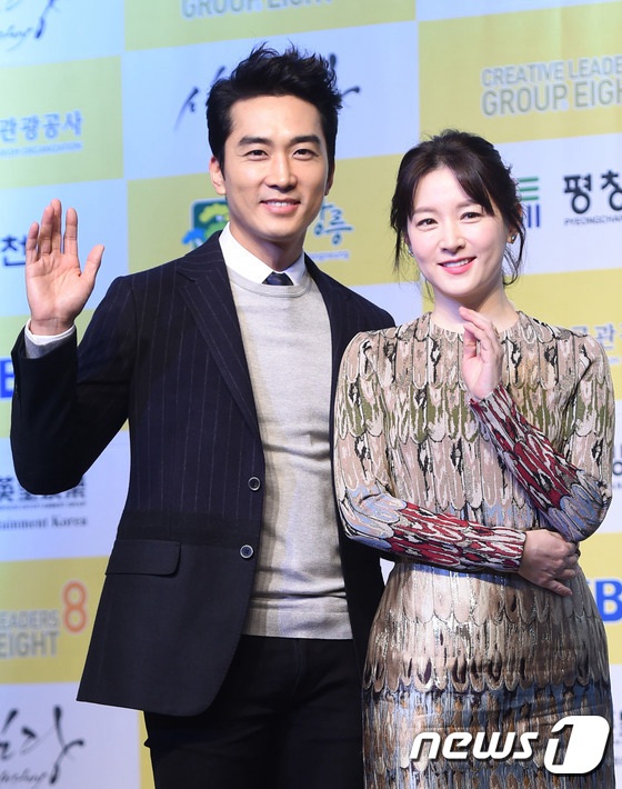 李英愛宋承憲出席《師任堂》見面會 不老顏值惹人贊【組圖】