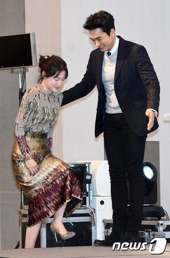 李英愛宋承憲出席《師任堂》見面會 不老顏值惹人贊【組圖】