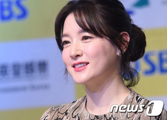 李英愛宋承憲出席《師任堂》見面會 不老顏值惹人贊【組圖】