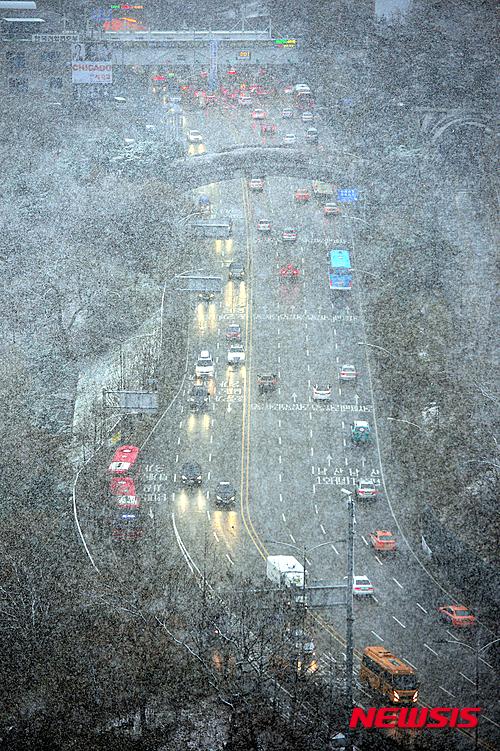 3日，首爾迎來降雪。圖為南山1號隧道一帶的道路。 （圖片來源：newsis）