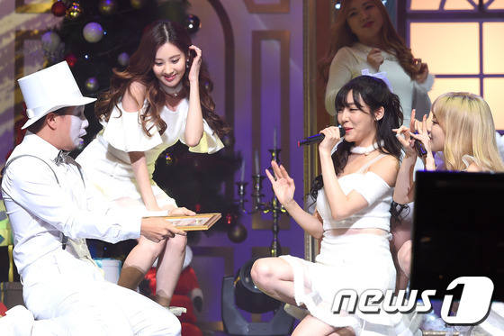 泰蒂徐出席《Dear Santa》發售活動 泰妍Tiffany秀蠻腰可愛不失性感【組圖】