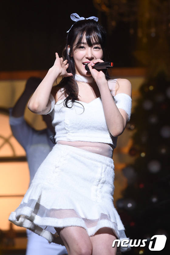 泰蒂徐出席《Dear Santa》發售活動 泰妍Tiffany秀蠻腰可愛不失性感【組圖】