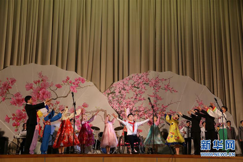 12月3日，在朝鮮首都平壤，殘疾人演員表演歌舞《幸福的明天》。 新華社記者陸睿攝
