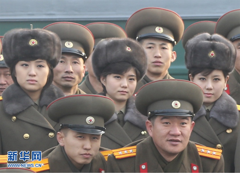  12月9日，在朝鮮首都平壤，朝鮮功勛國家合唱團和牡丹峰樂團成員臨行合影。新華社記者郭一娜攝