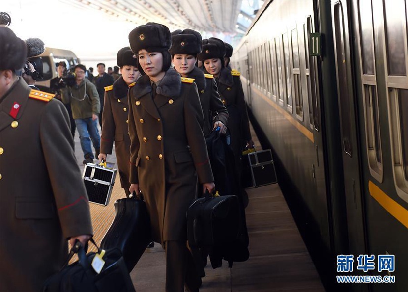 12月10日，訪問團成員們在北京站走下火車。 新華社記者金良快攝