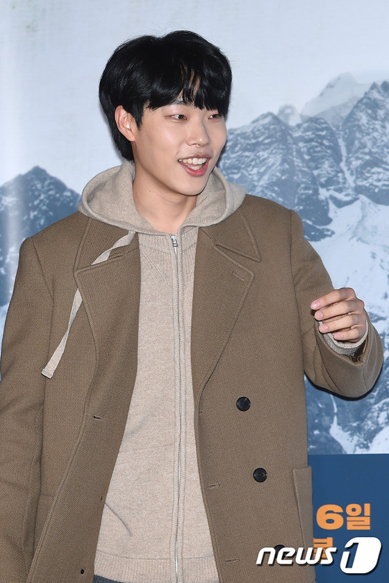 李鐘碩現身《喜馬拉雅》試映會 與玄彬同場比帥【組圖】