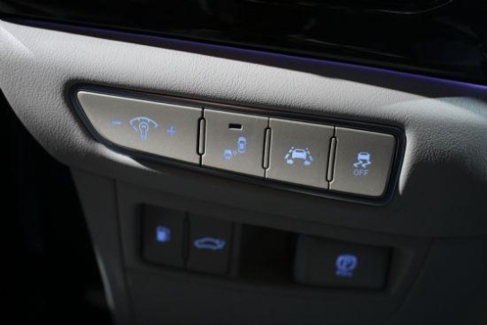 現代Genesis頂級轎車EQ900面世 預定量已超萬輛【組圖】